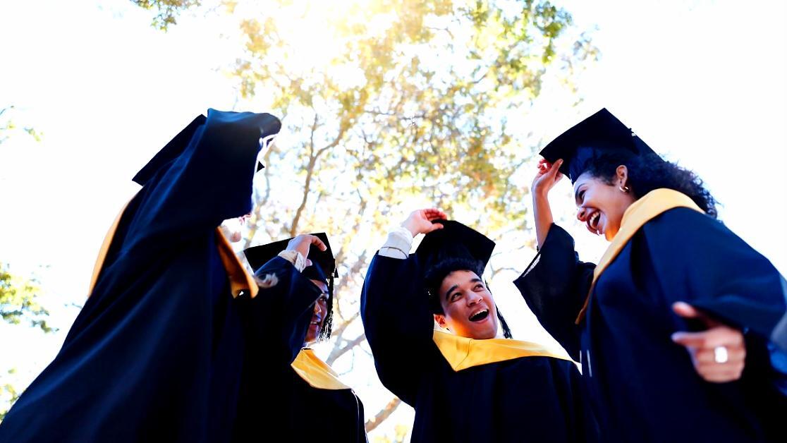 Participanți la sesiune practică de bugetare analizând situații financiare personale